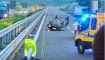 Lamezia, auto si ribalta sull’A2 dopo lo svincolo: ferito il conducente