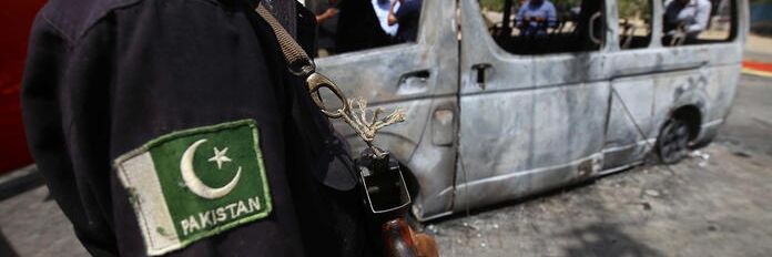 Pakistan: bomba a bordo strada, almeno 5 guardie morte