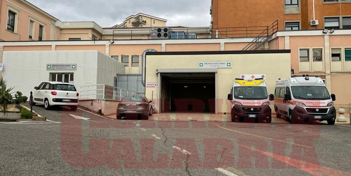 Scoppia il caos al pronto soccorso di Corigliano: il medico aggredito ha chiesto il trasferimento