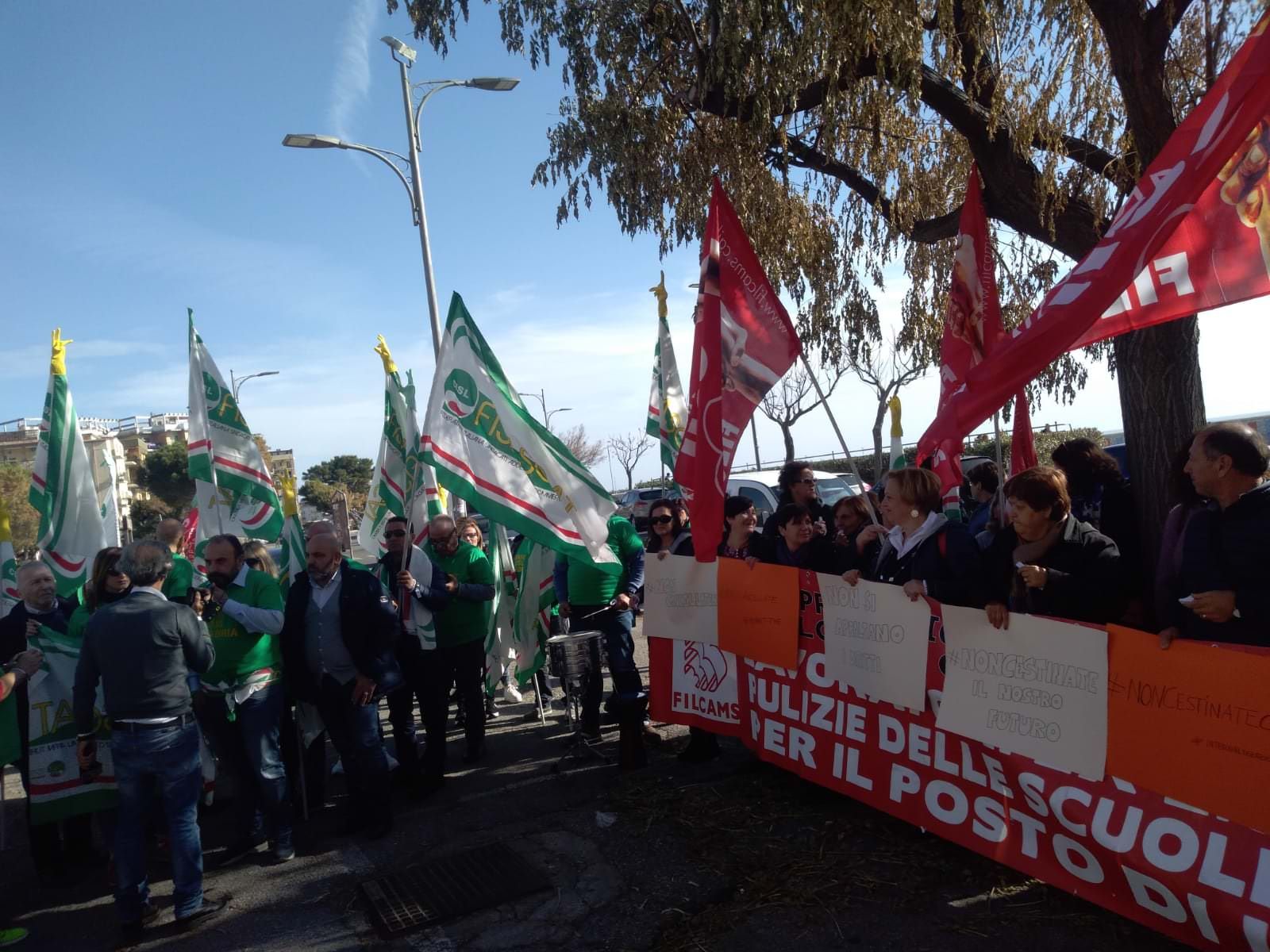 Scuola, protestano gli addetti alle pulizie: a rischio 600 posti
