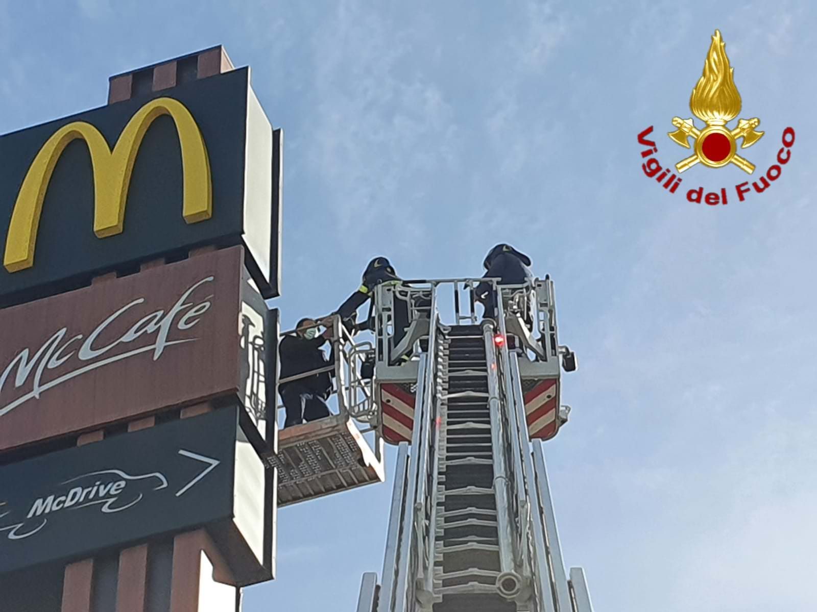 Riparavano l'insegna di McDonald's, soccorsi due operai a Crotone