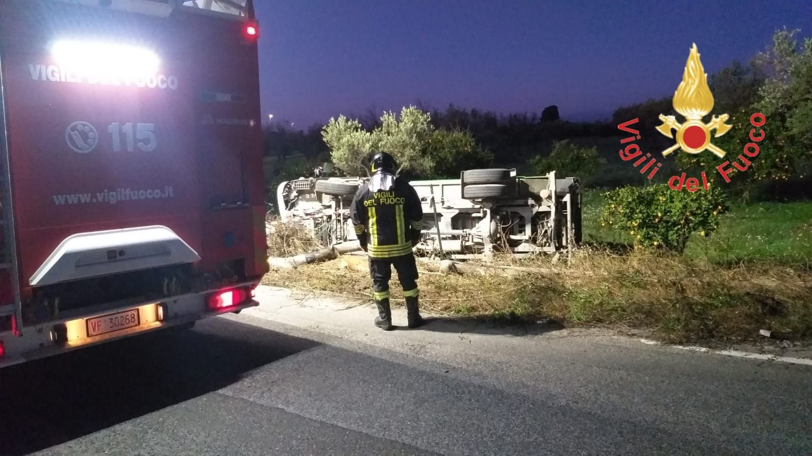 Si ribalta mezzo adibito al trasporto dei rifiuti, incidente nel Catanzarese