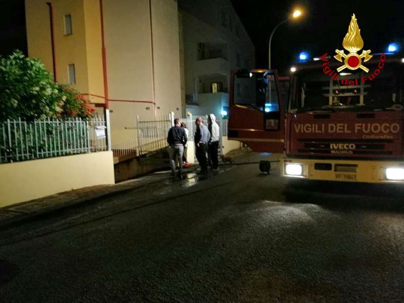 Macchina va a fuoco in un parcheggio, evacuato edificio a Pizzo