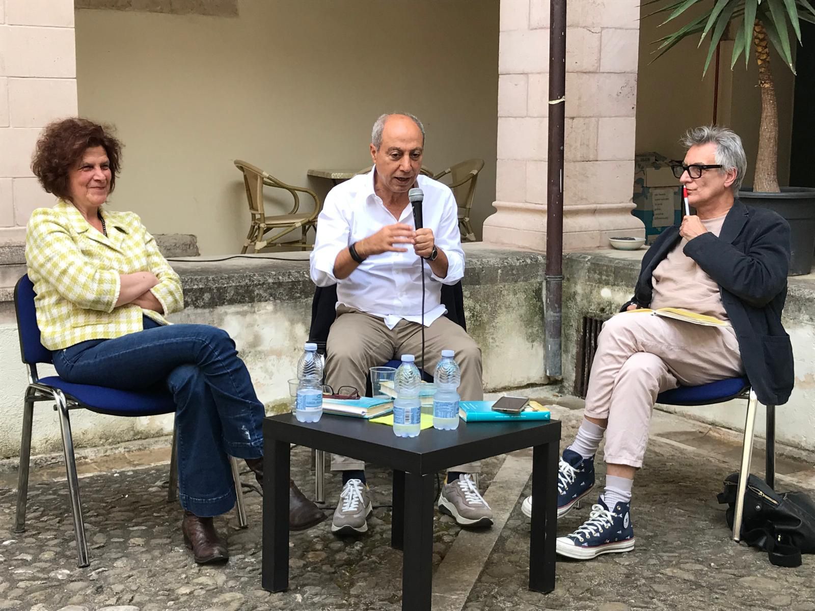 A Cosenza la presentazione del romanzo “Un paese felice” di Carmine Abate