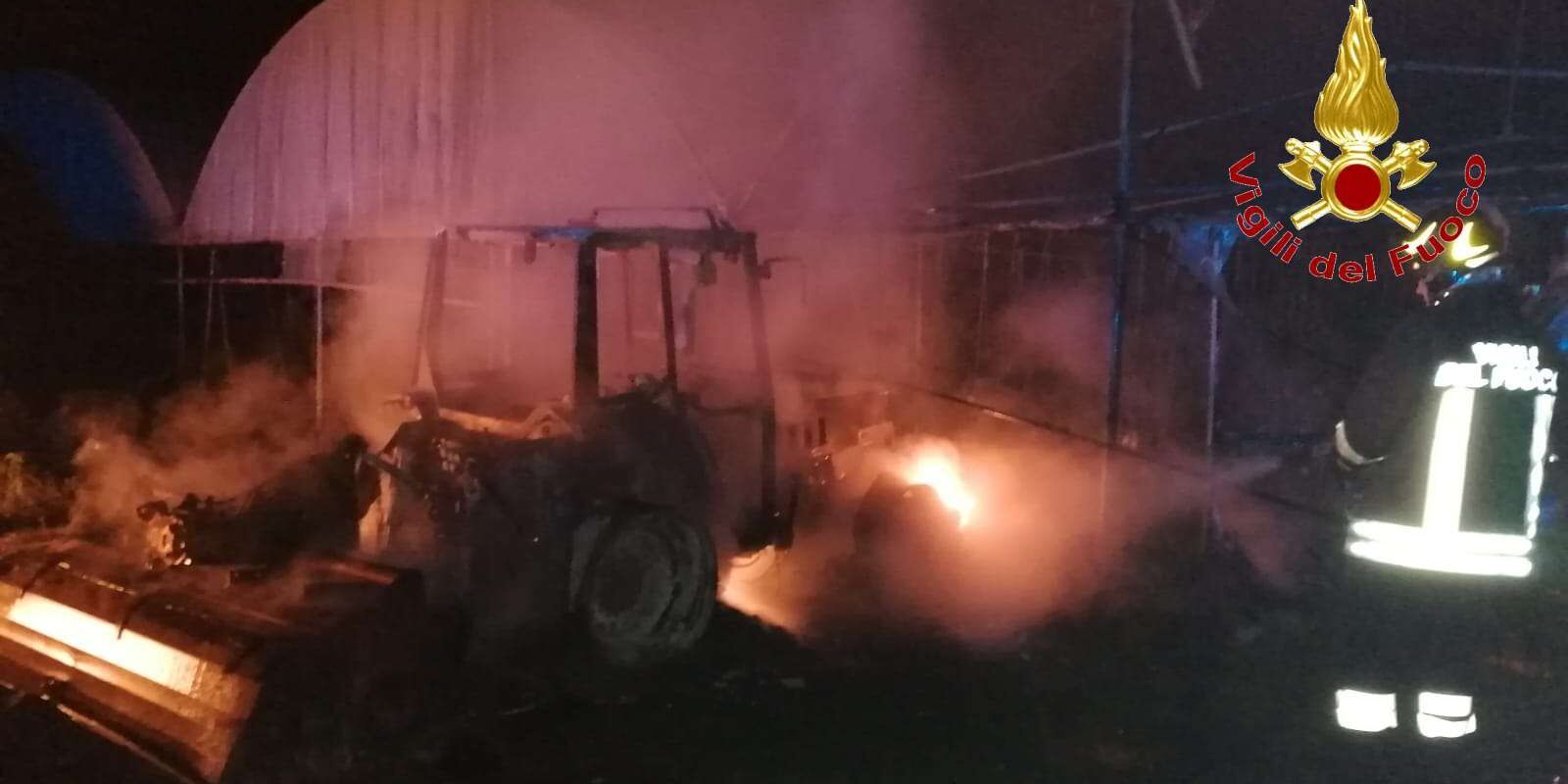 Incendio in un’azienda agricola a Rombiolo, intervengono i vigili del fuoco
