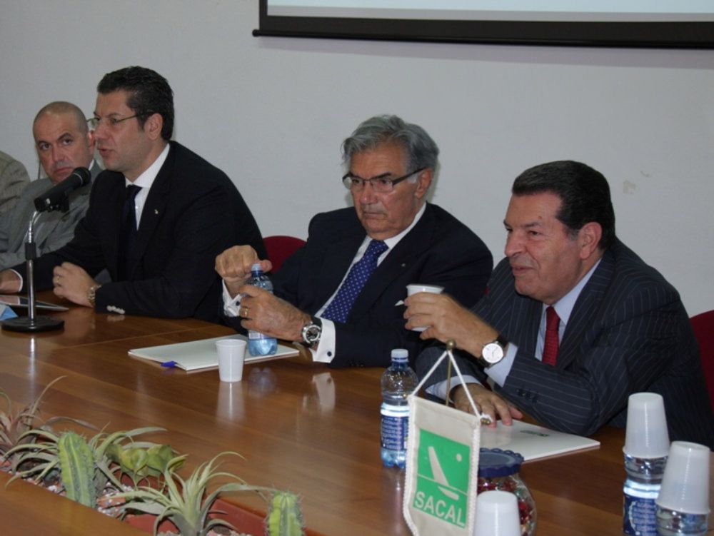 Incendio nel penitenziario di Reggio, intossicati i poliziotti