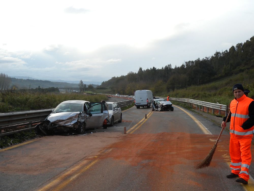 Scontro sull`autostrada, ferite sette persone: una è grave