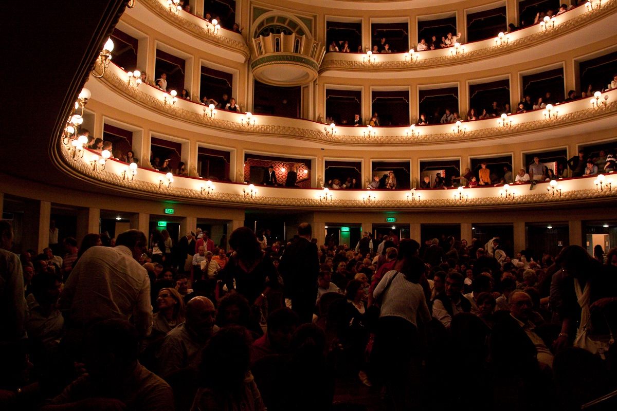 Le richieste di 28 compagnie teatrali a Oliverio