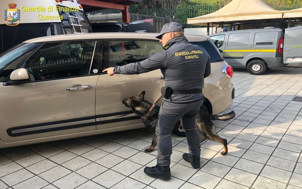 Due donne beccate a Montegiordano con 1,6 chili di eroina. Sequestro da 150mila euro