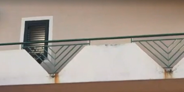 Sersale, commozione ai funerali della donna suicidatasi dopo la caduta della figlioletta da un balcone