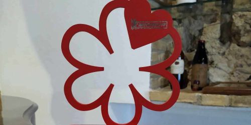 La stella Michelin a Caterina Ceraudo esposta nella sala del ristorante Dattilo a Strongoli
