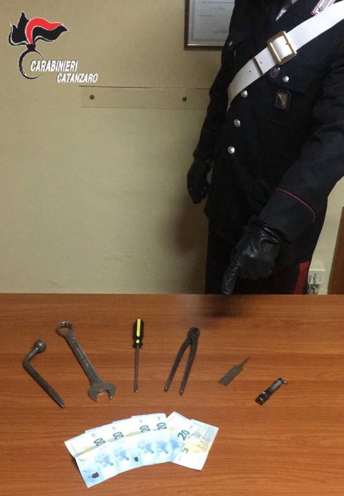 Tenta di rubare in un’agenzia assicurativa, arrestato dai Carabinieri
