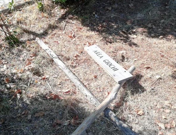 Diamante, vandalizzata l’area giochi nel Parco La Valva – FOTO