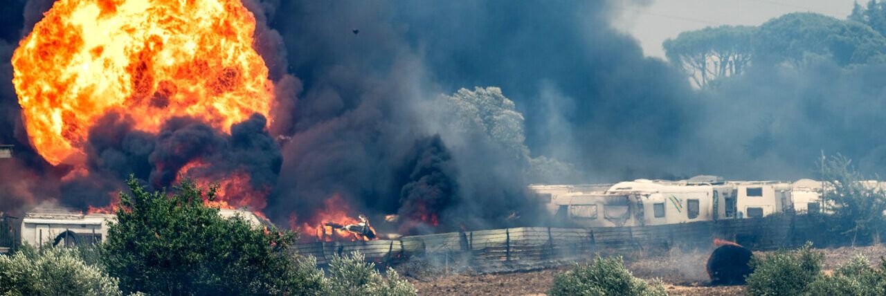 Maxi incendio a Roma, le fiamme minacciano la città – VIDEO