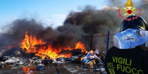incendio rifiuti crotone