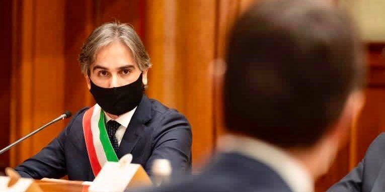 Per Falcomatà anche il “fuoco amico”, i big del Pd sconfessano le sue scelte. Perna si dimette