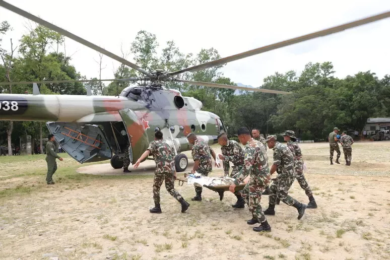 Sale a 165 il bilancio delle vittime tra Nepal e Cina: centinaia i dispersi
