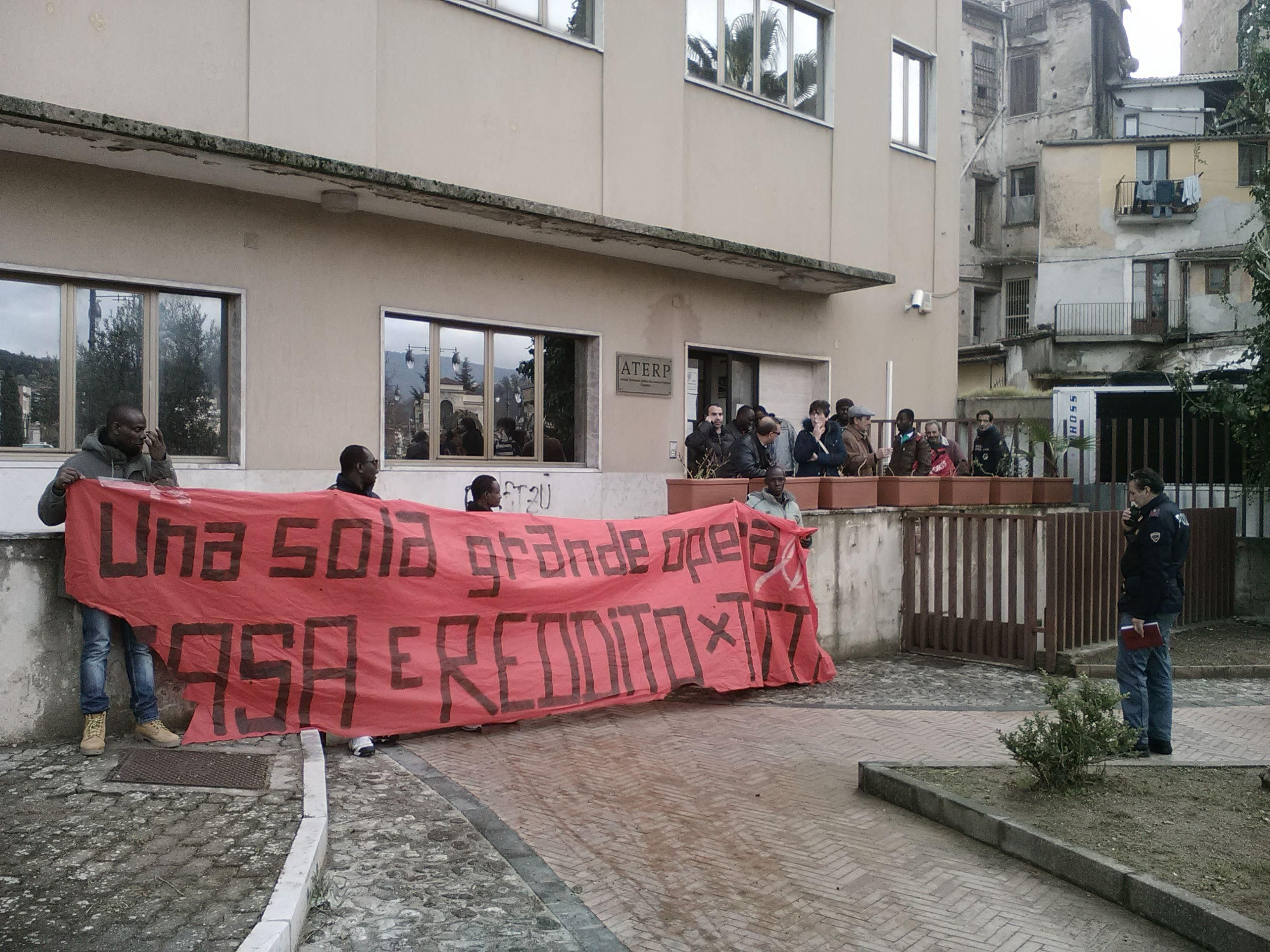 Protesta di Prendocasa all'Aterp di Cosenza