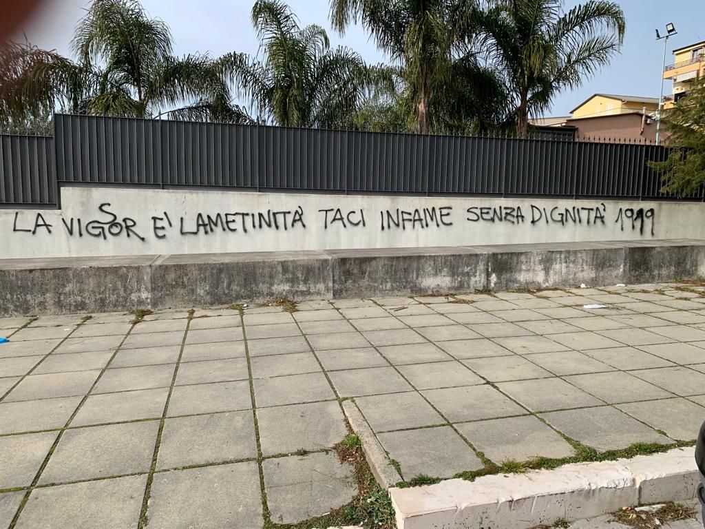 Tensioni e minacce intorno al calcio, a Lamezia clima (troppo) “caldo”