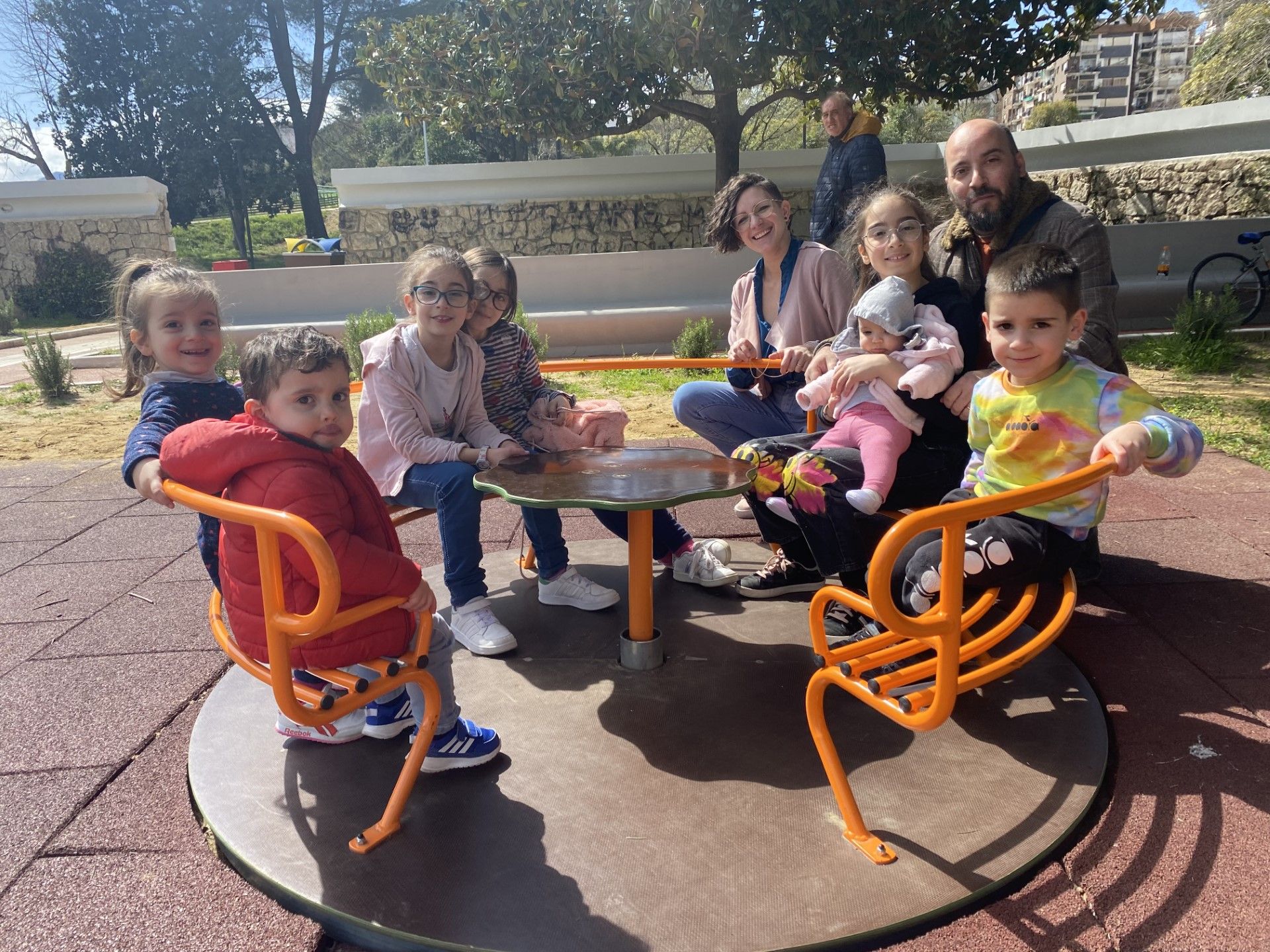 Sette figli e una vita tra pannolini e biberon: «Non siamo né pazzi né supereroi»