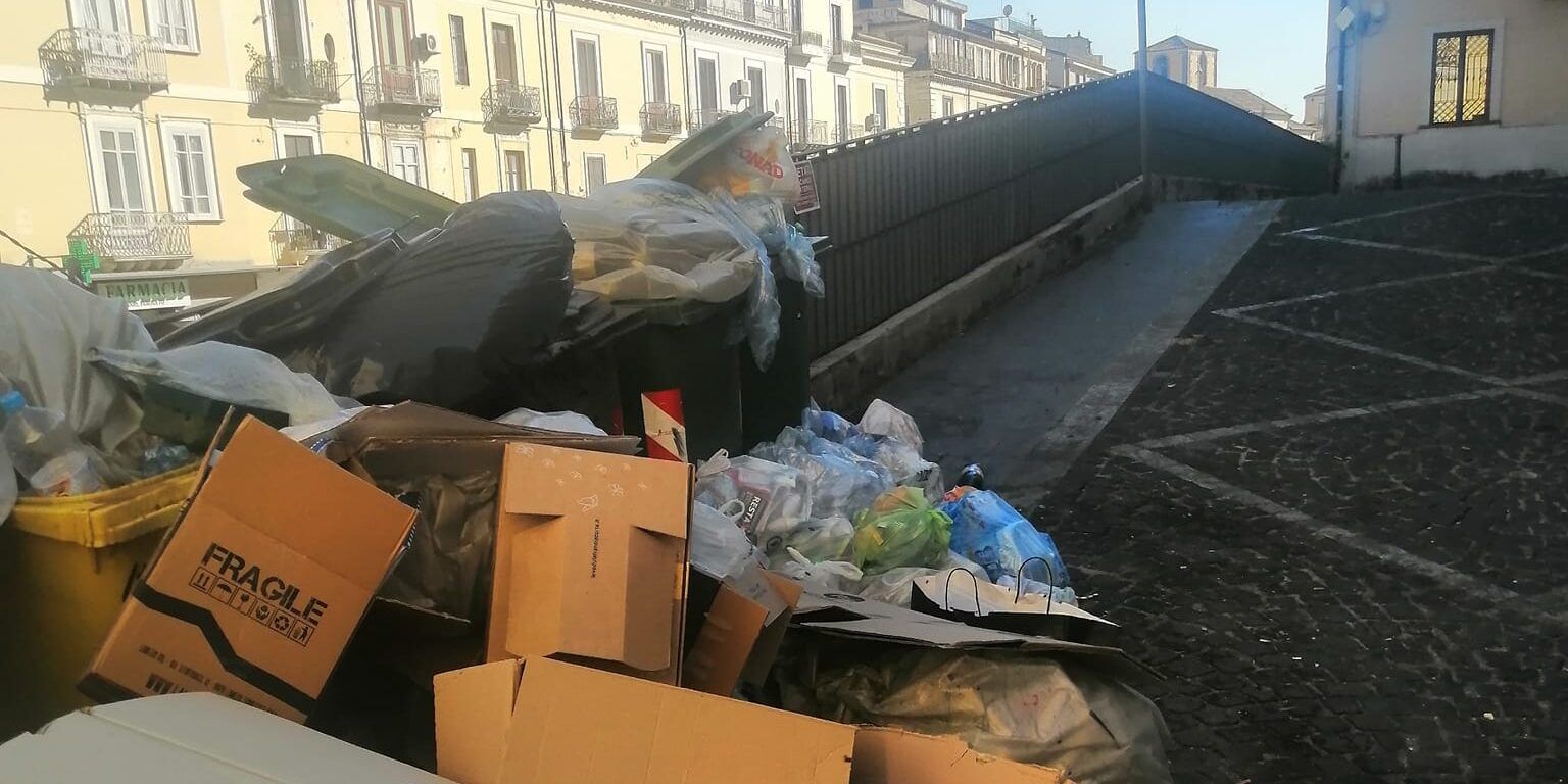 Lamezia, il salotto buono della città deturpato da bidoni stracolmi e sporcizia