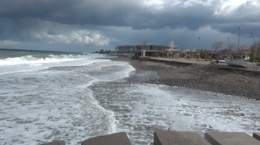 Ennesima mareggiata sullo Jonio tra danni e «inerzia della Regione» – VIDEO