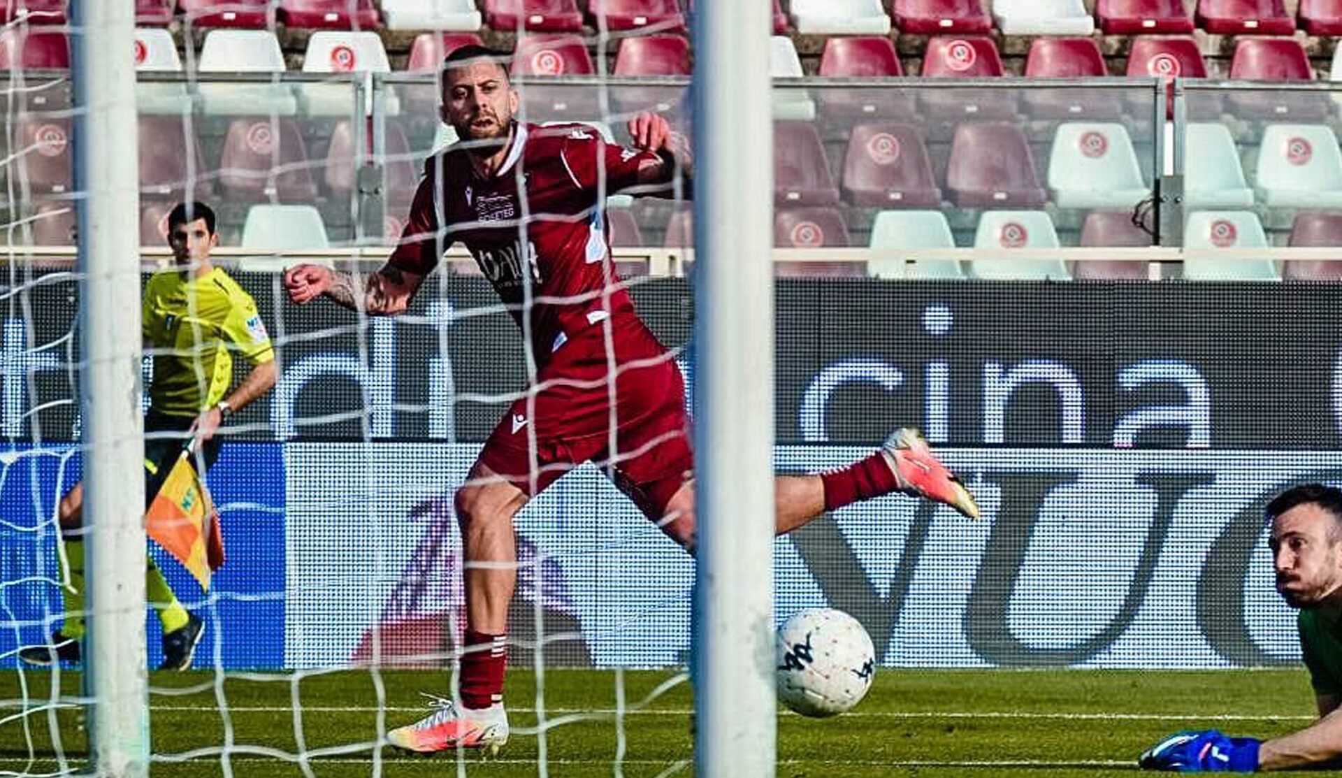 Tris Reggina, Menez e Di Chiara stendono il Pordenone 2-0