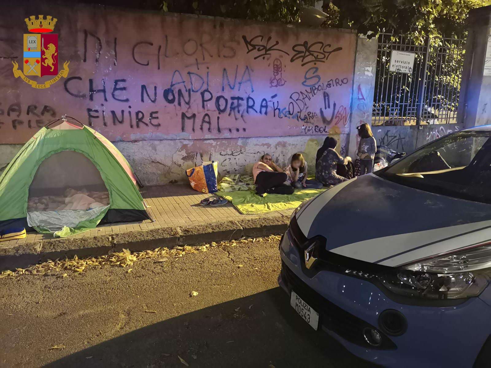 Cosenza, costretti a vivere per strada. La Polizia paga l’albergo per la notte