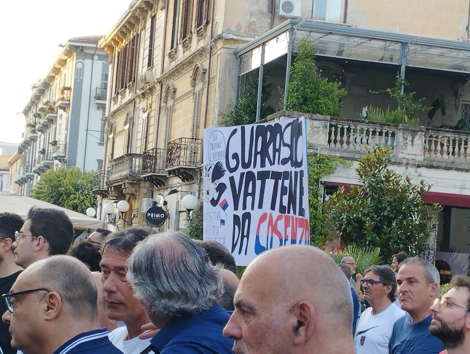 Tra speranza e delusione: i tifosi del Cosenza chiedono un futuro diverso