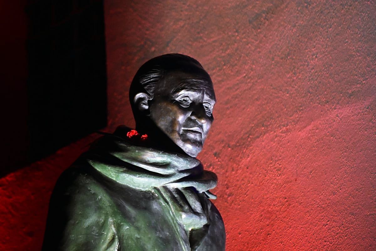 La statua di Giacomo Mancini a Palazzo De Matera a Cosenza vecchia