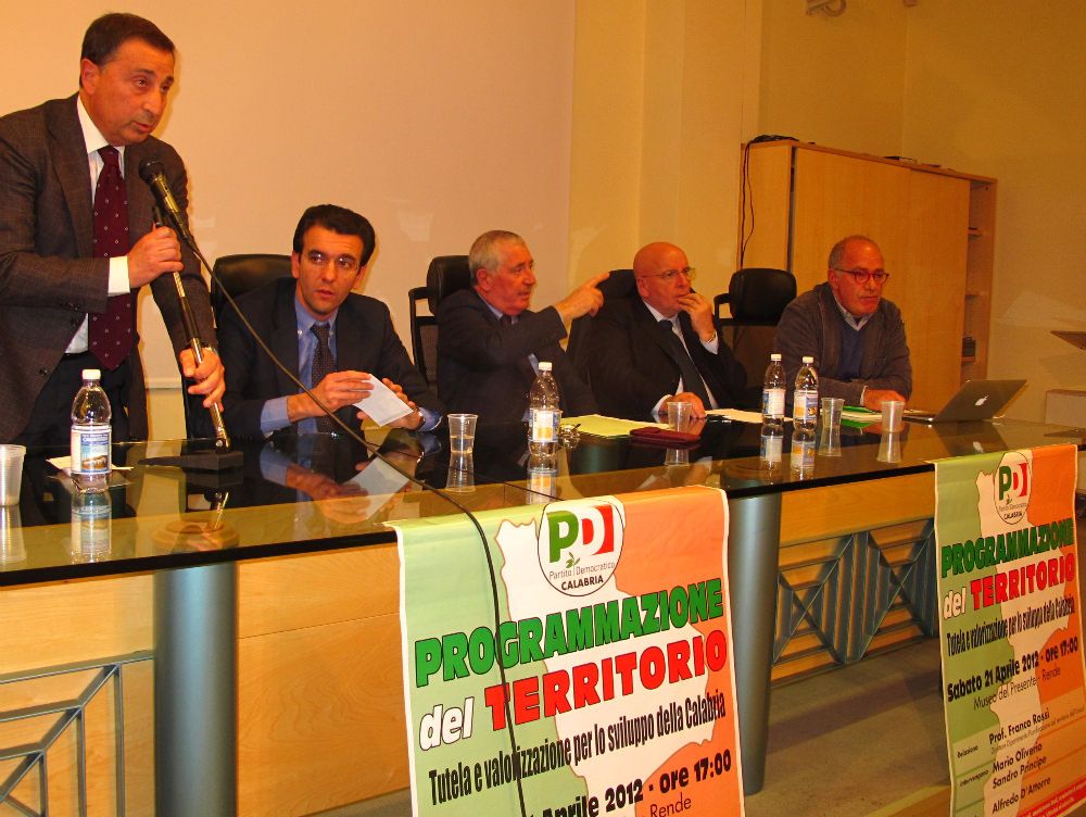 Pd, la ricerca plastica dell`unità