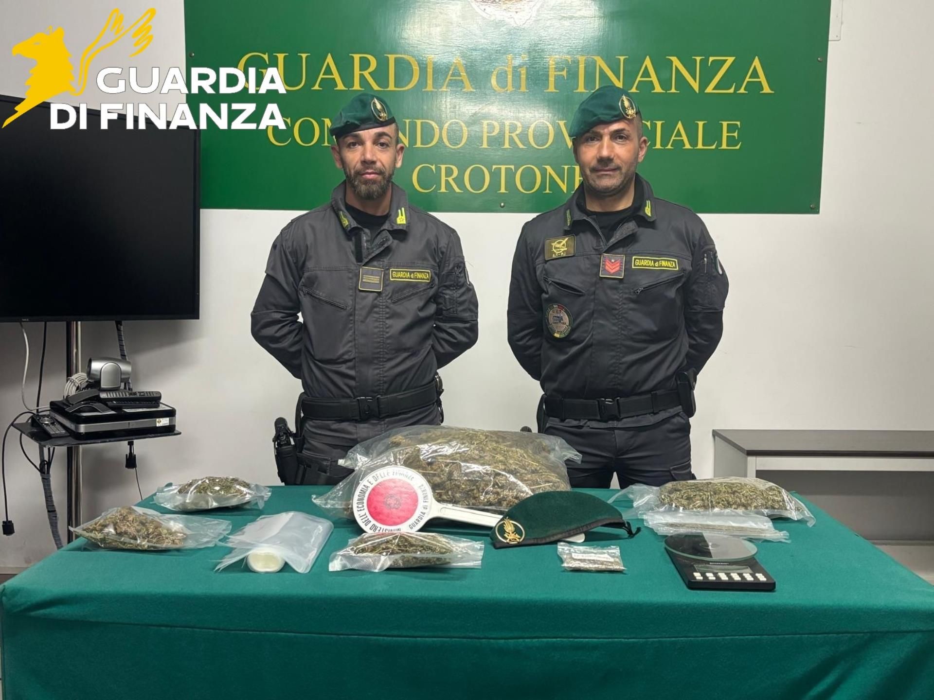 Sorpreso con oltre 1 kg di marijuana in casa, arrestato 35enne nel Crotonese