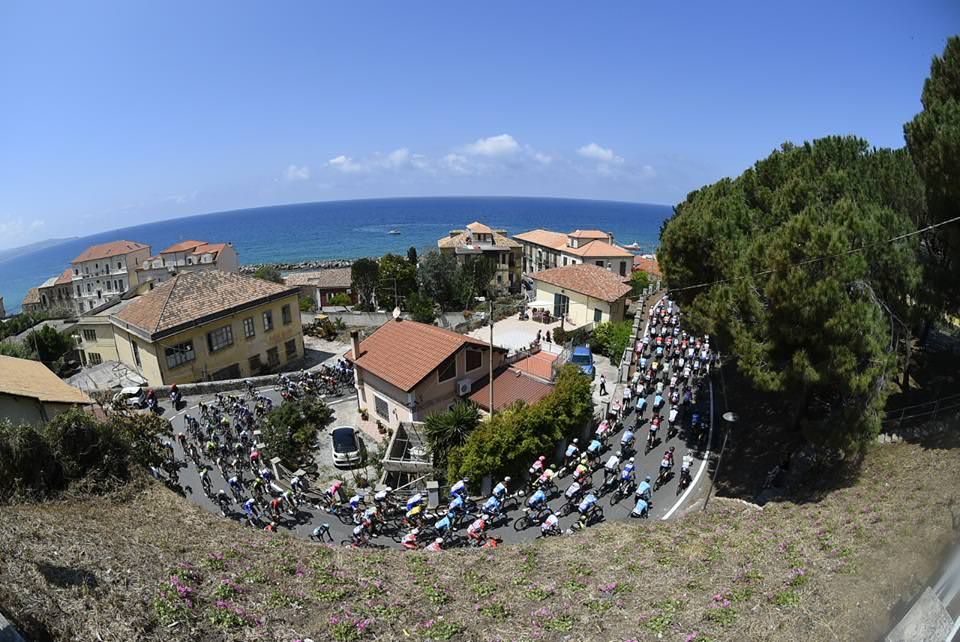 Giro d'Italia, Bennett vince la tappa calabrese – VIDEO