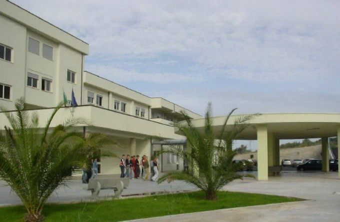 Piazzano una bomba davanti a scuola per vendetta, arrestati