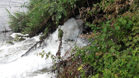 «Sta stramazzannu». E il liquame finisce nel Crati