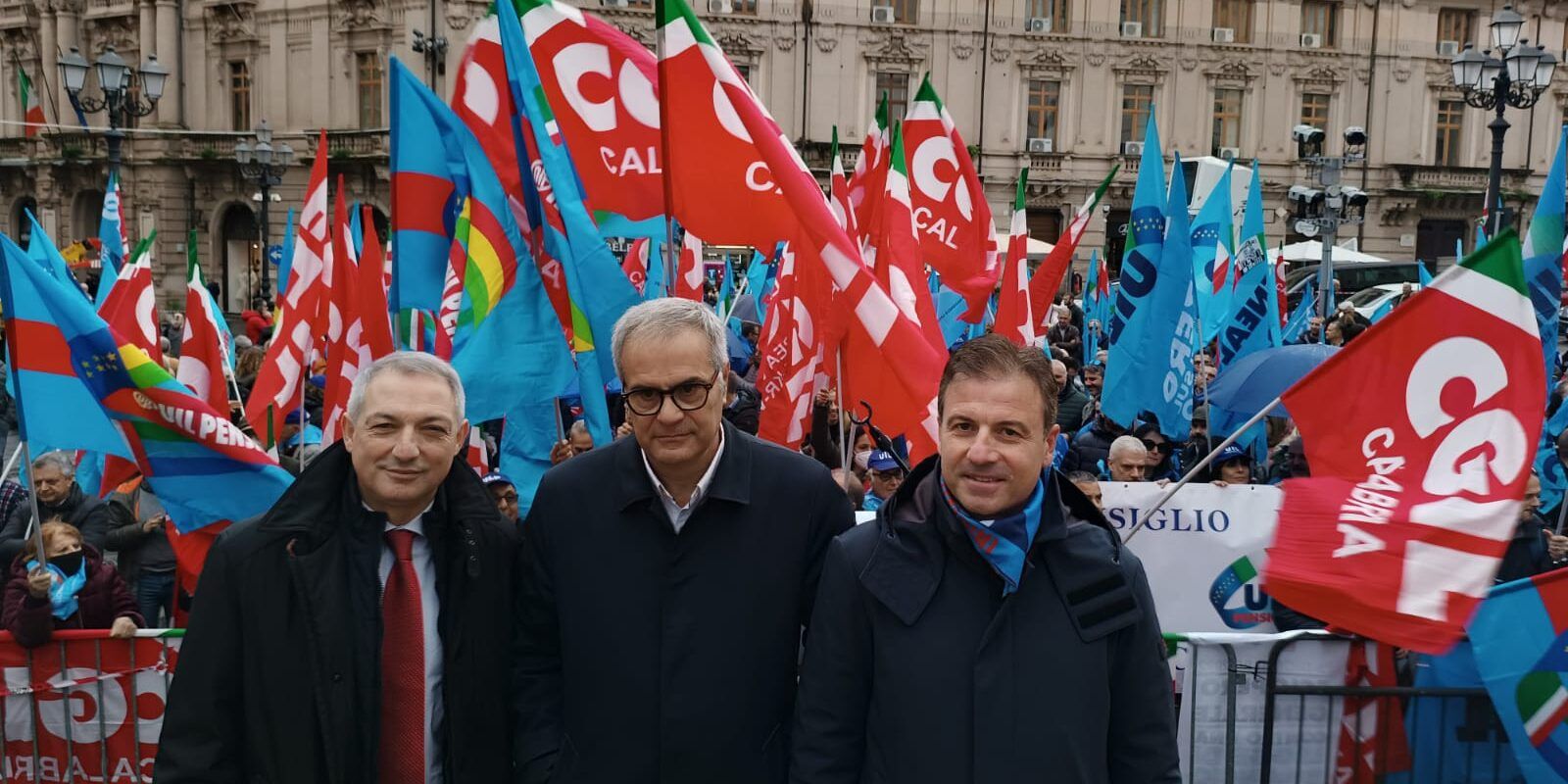 «No alla manovra, penalizza la Calabria». Cgil e Uil in piazza a Catanzaro – VIDEO E FOTO