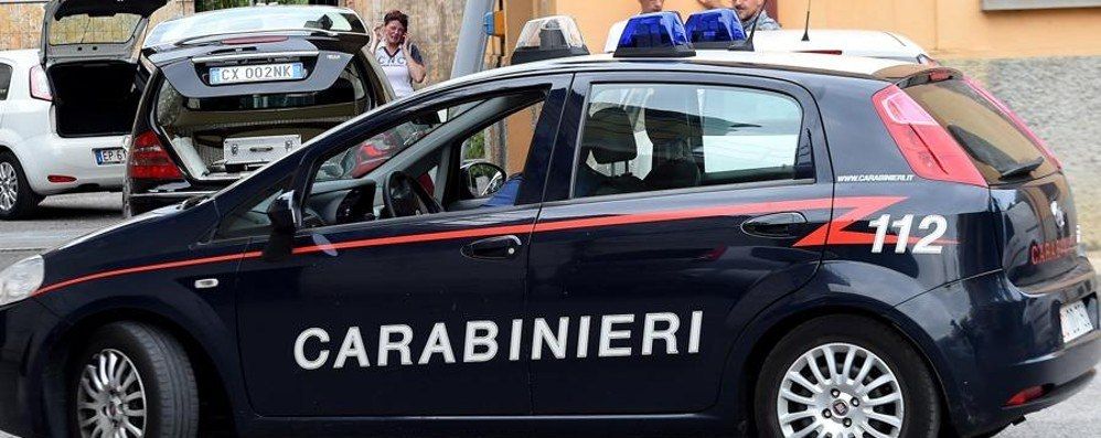 Perseguita vicina di casa, arrestato per stalking