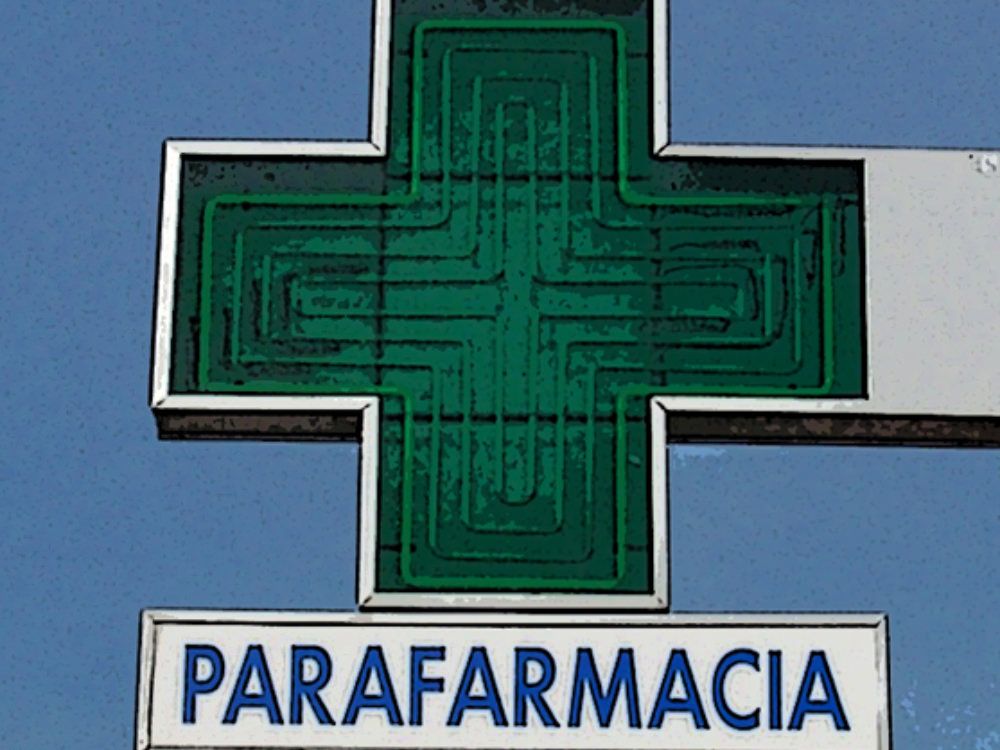 Bomba devasta una parafarmacia