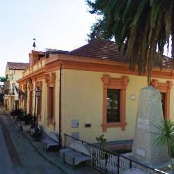 Portigliola, in fiamme l'ingresso del municipio