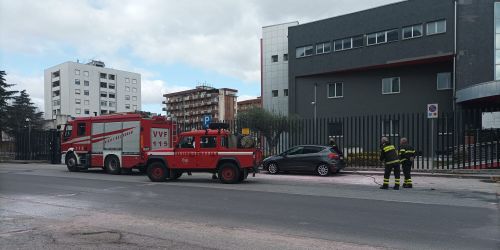 si dà fuoco caserma carabinieri rende