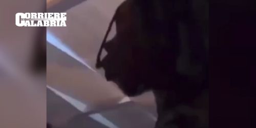 «Vergogna a Soverato, chiede di essere pagata e viene presa a calci». La denuncia sui social - VIDEO