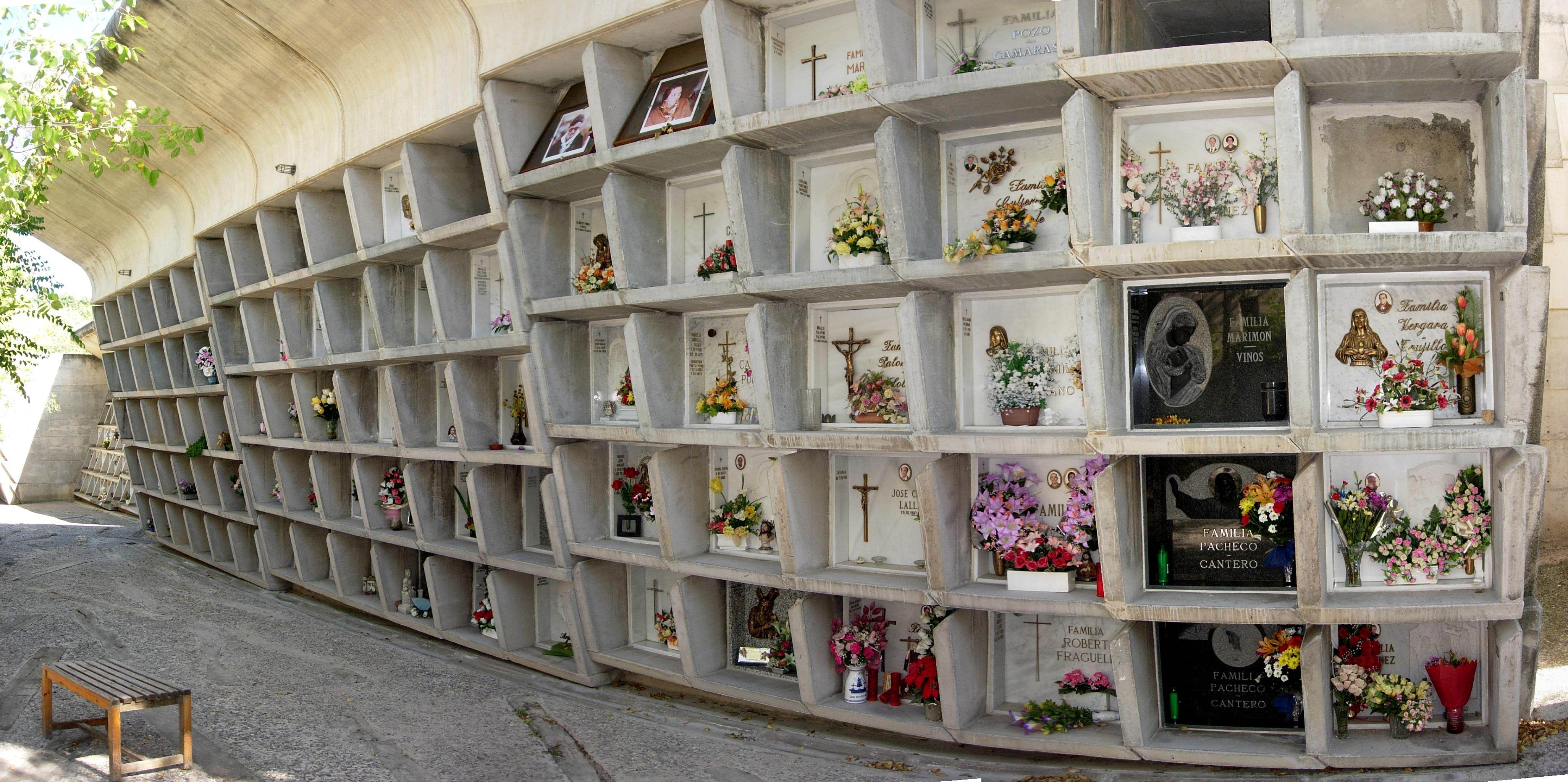 Loculi, pizzo e un uomo al Comune: i tentacoli dei Grande Aracri