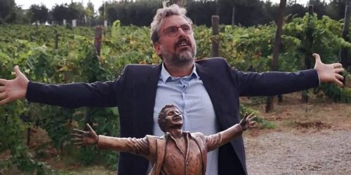 Brunori con statua Modugno