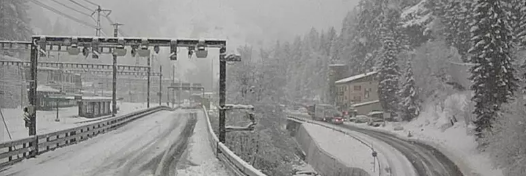 Treno deragliato in Svizzera per una valanga: ci sono feriti