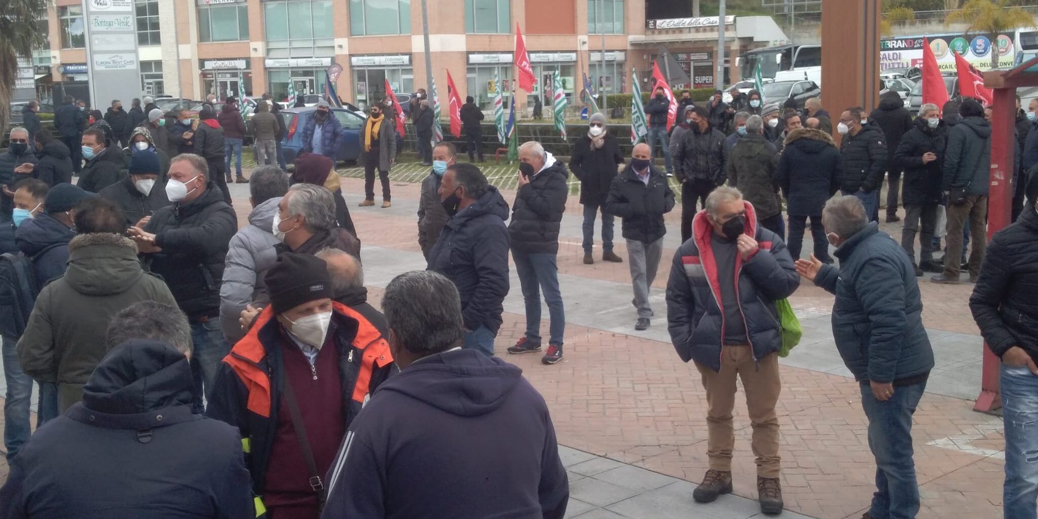Sit in alla sede di Calabria Verde, i sindacati: «La cassa integrazione generalizzata danneggia i lavoratori»
