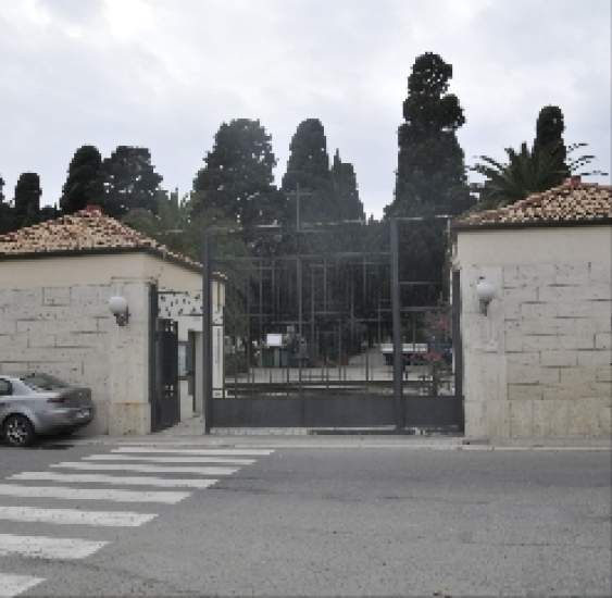 Non ci sono più loculi, salme “parcheggiate” al cimitero di Crotone