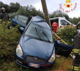 Lamezia, perde il controllo dell'auto e va a finire contro un palo dell'Enel