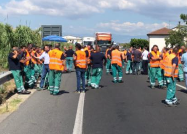 Rossano, lavoratori senza stipendio bloccano la 106