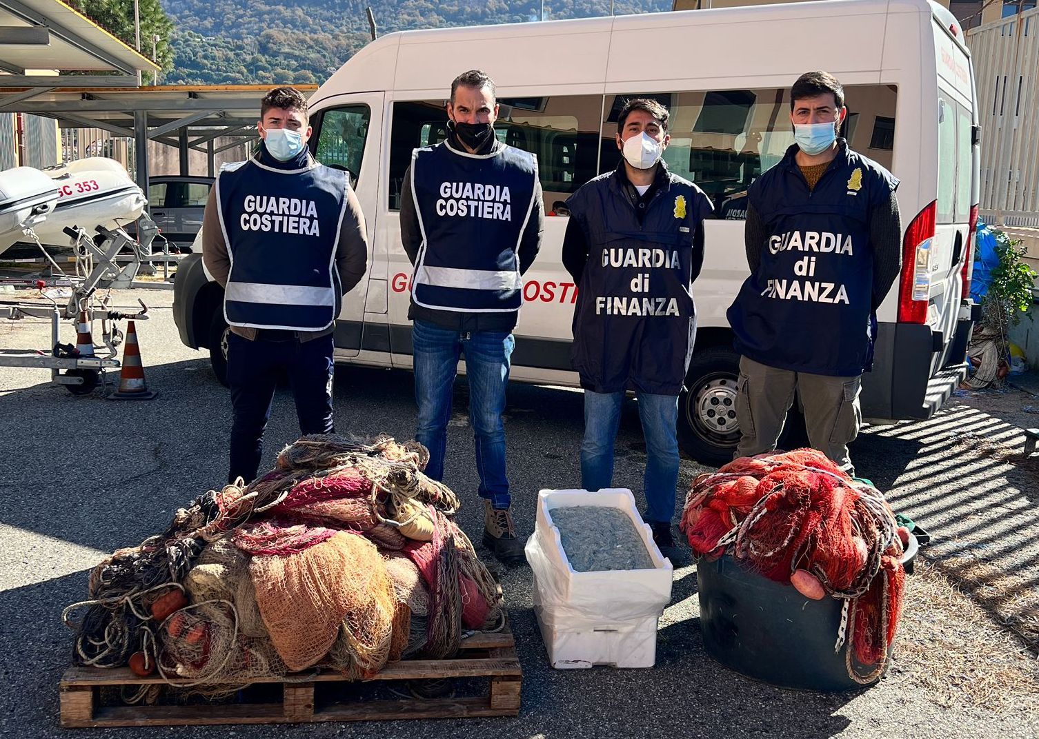 Pescavano “bianchetto” a Lamezia Terme: multati