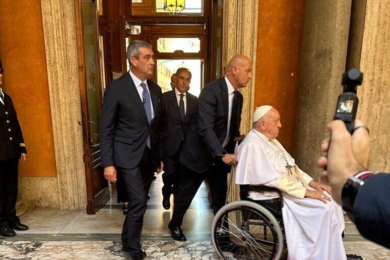 Napolitano, anche il Papa alla Camera ardente – LA DIRETTA